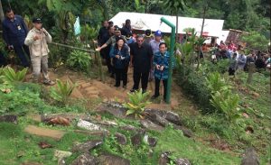 Kunjungan SBY dan Bu Ani ke Situs Gunung Padang yang sedang diteliti oleh Ali Akbar