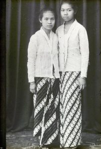 (sejarah kebaya) Twee meisjes in sarong en kebaja op Java 1930